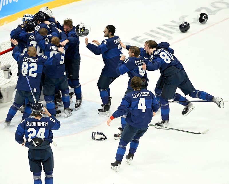 LKS 20220220 Finland's players celebrate during the men's gold medal match of the Beijing 2022 Winter Olympic Games ice hockey competition between Finland and Russia's Olympic Committee, at the National Indoor Stadium in Beijing on February 20, 2022. LEHTIKUVA / AFP Wang Zhao